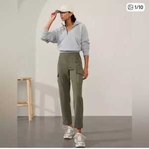 Athleta Women’s Endless Cargo Moss Pants size 6.
Excellent condition.